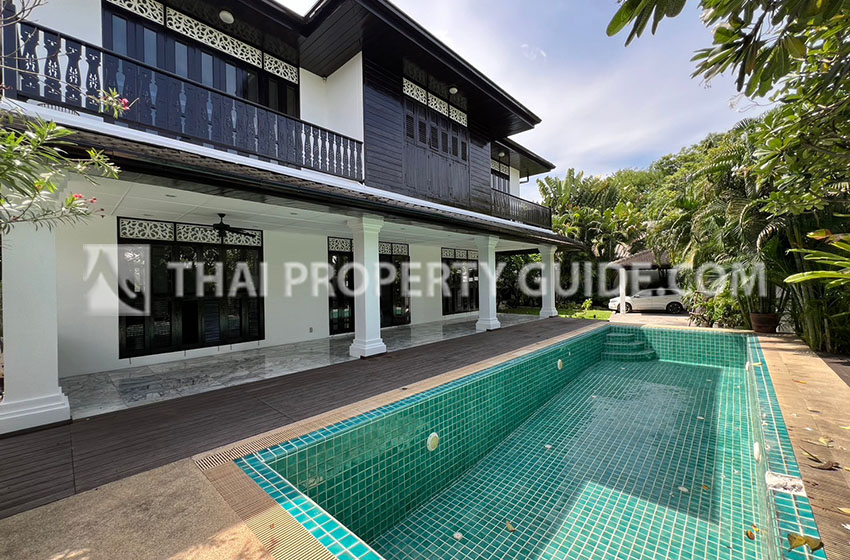 House with Private Pool in Sukhumvit 